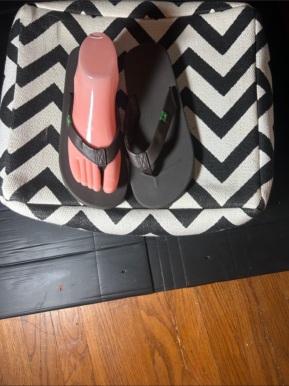 Sanuk Brown Flip Flop Sandals with Green Logo Nw/oT woman’s sanuk  (sz8)